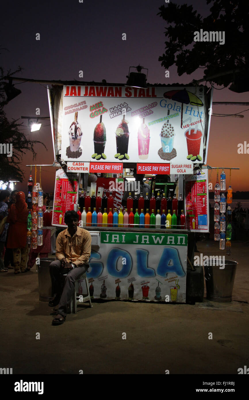 Getränke Hersteller shop auf Chowpatty Beach bei Nacht, Mumbai Stockfoto