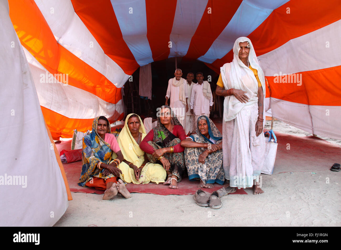 Hinduistische Pilger in einem Zelt bei der Kumbh Mela in Haridwar, Indien Stockfoto