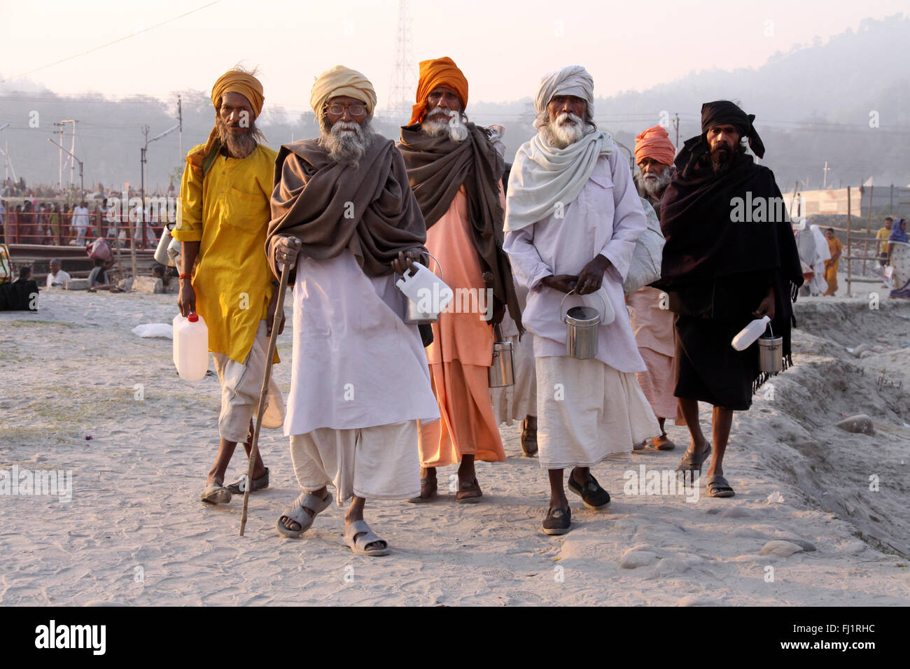 Pilger mit Turban zu Fuß in der Nähe von haridwar während Kumbh mela Stockfoto