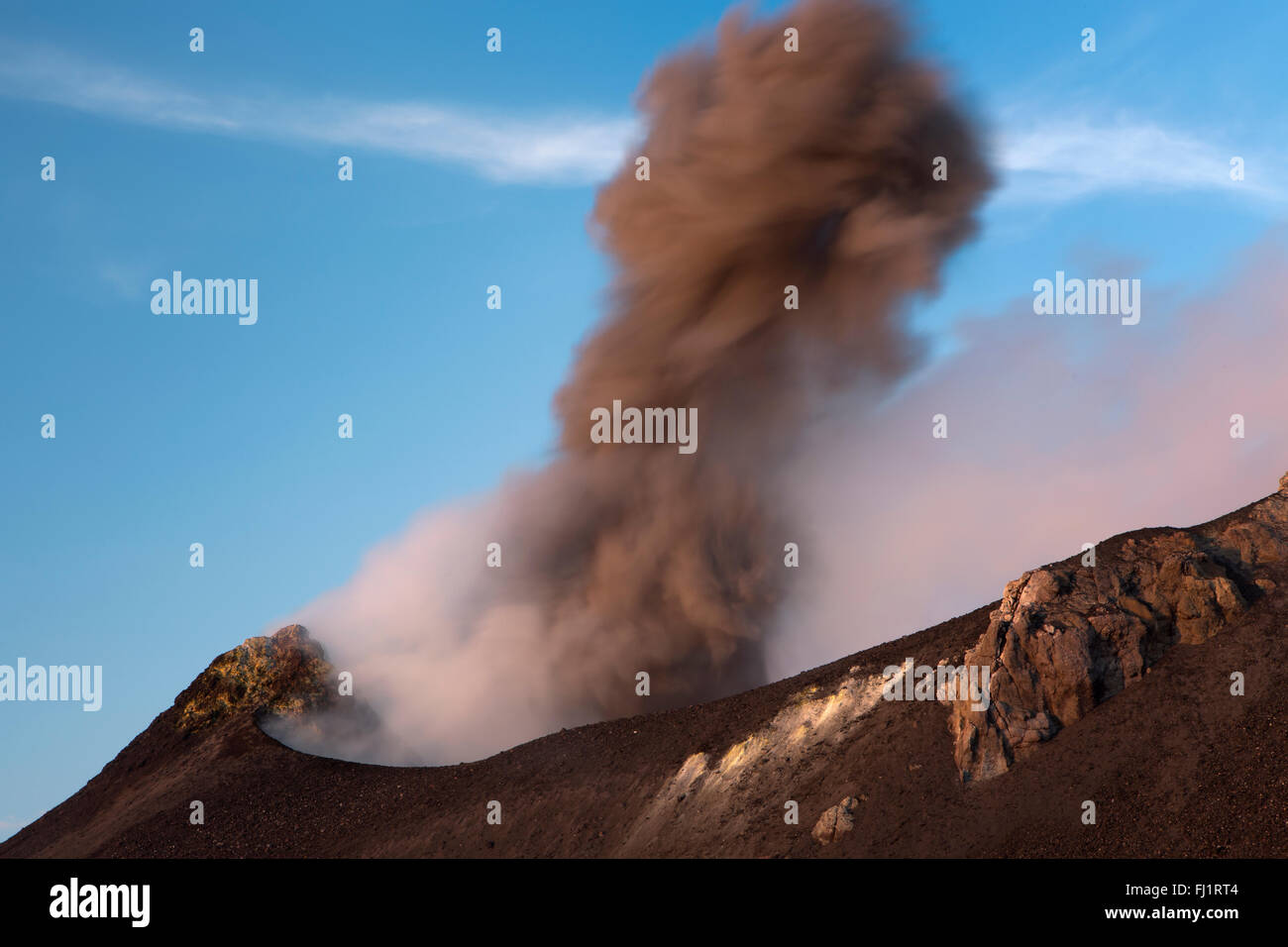 Eine Explosion erzeugt ein Coloumn von Rauch, Äolischen Inseln Lipari Inseln Eolie, Lipari, Sicilia, Sicily, Italy, Italia Stockfoto