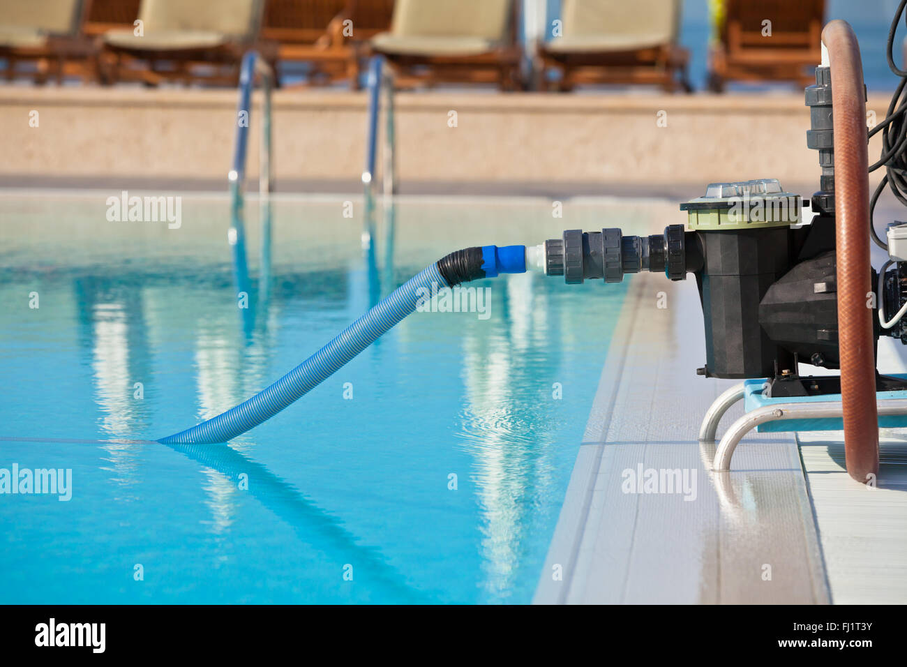 Reinigen Pumpe arbeitet mit einem Swimming Pool. Horizontalen Schuss