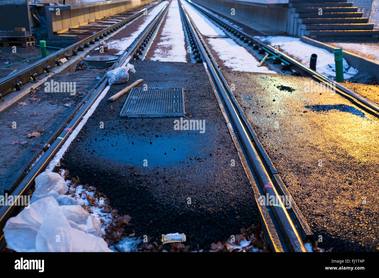 Bahnbau mit Schnee und Lichtreflexion in der Nacht Stockfoto