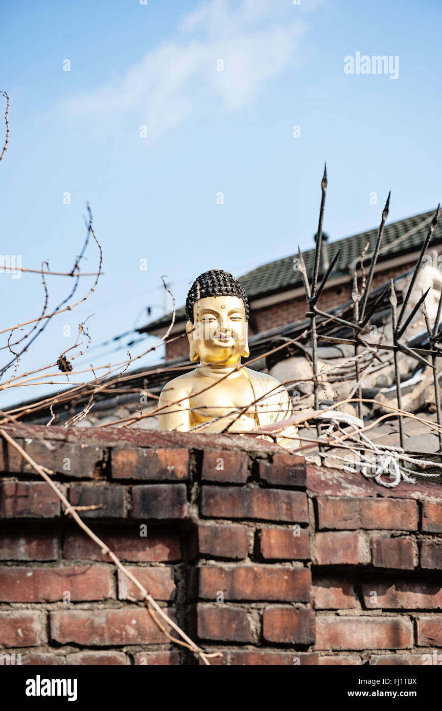 Goldene Buddha-Statue mit Blick auf Hanok Bukchon Dorf in Seoul Stockfoto