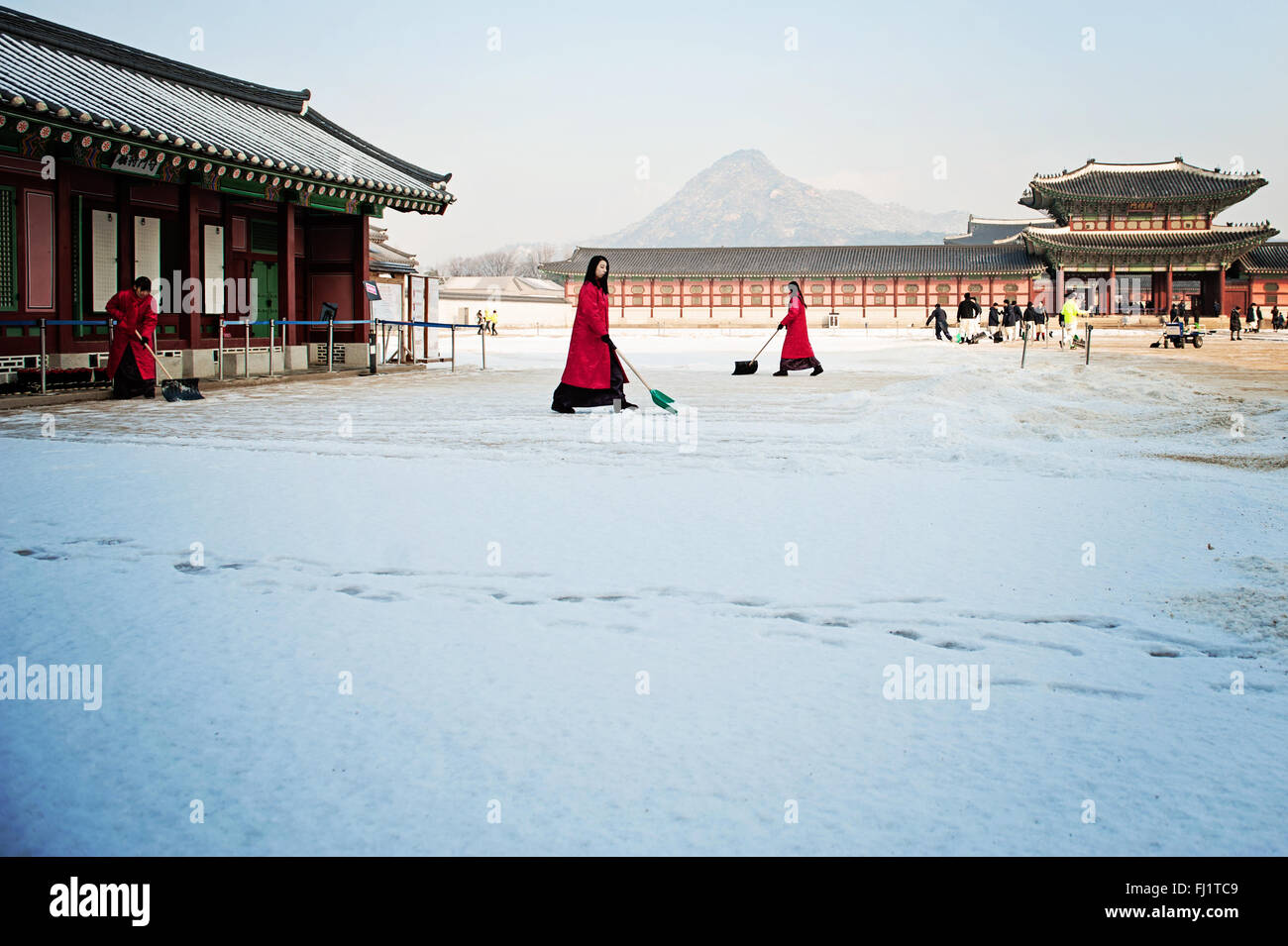 Schneeräumung im Gyeongbokgung Palace, Seoul, Südkorea Stockfoto