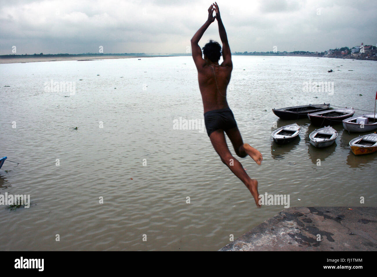 Mann in den Ganges in Varanasi, Indien springen Stockfoto
