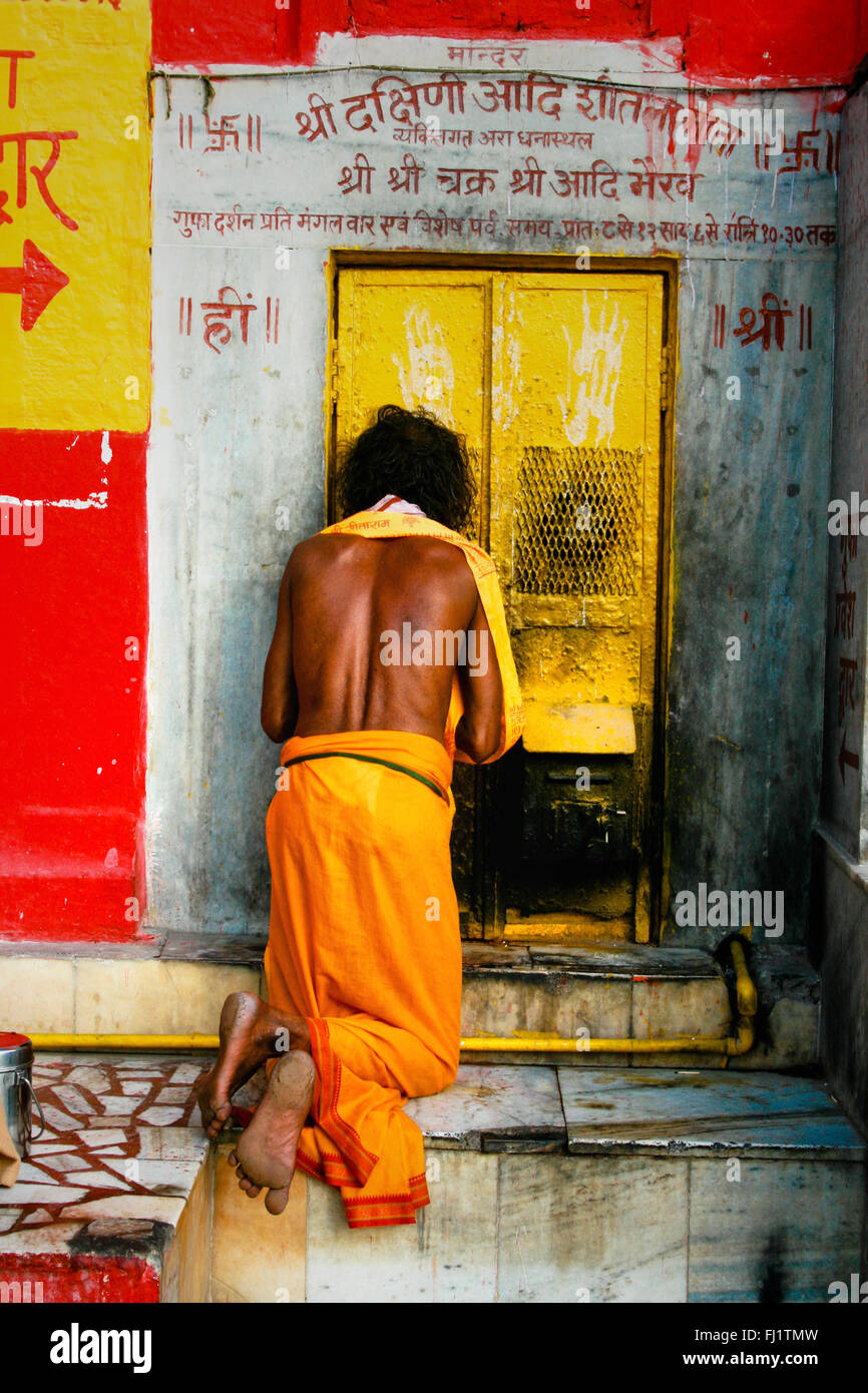 Mann, der betet vor einem Tempel in Varanasi, Indien - Architektur und täglichen Leben auf der Straße Stockfoto