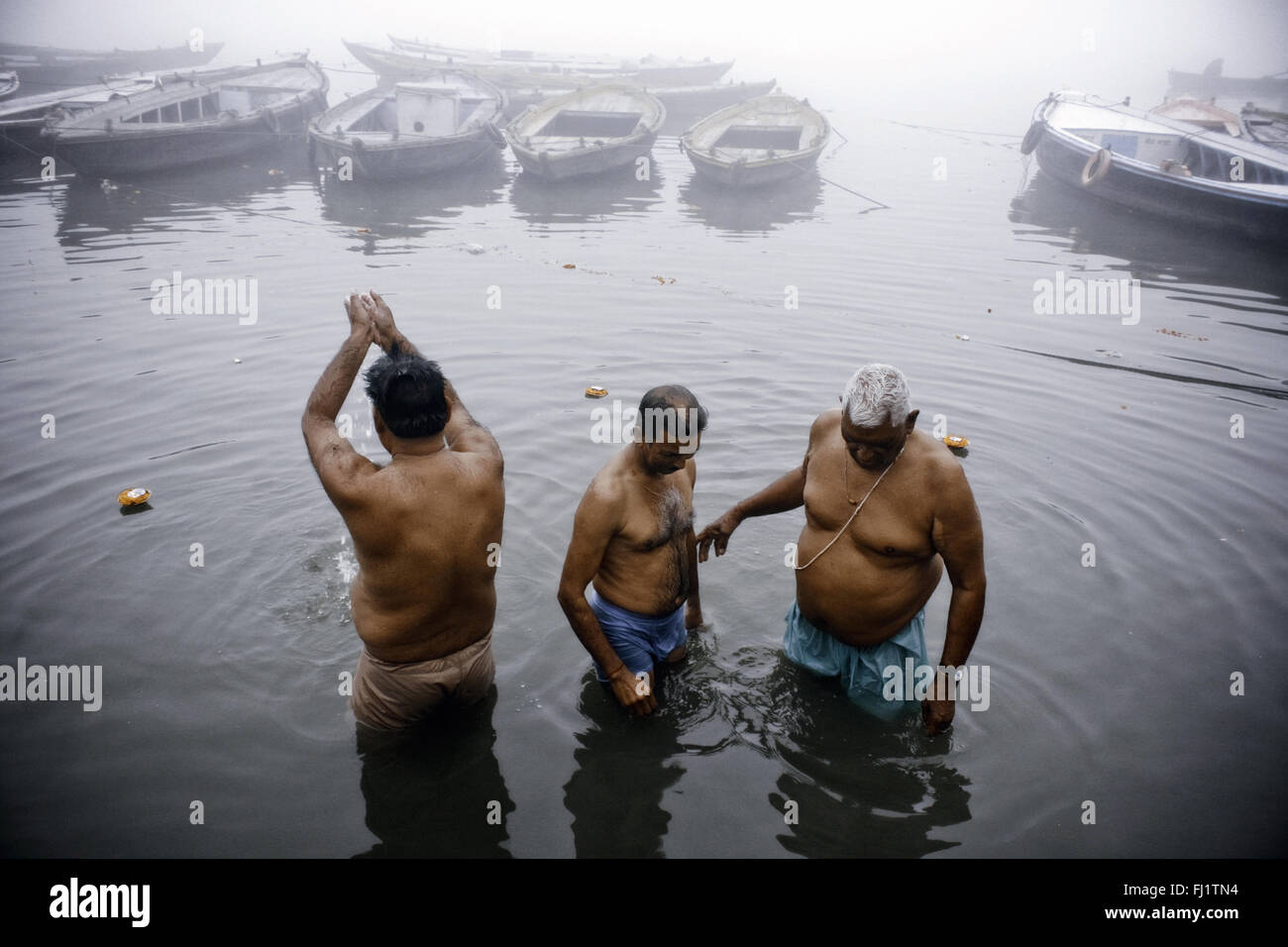 Die Menschen beten, an den Ufern des Ganges in Varanasi, Indien Stockfoto