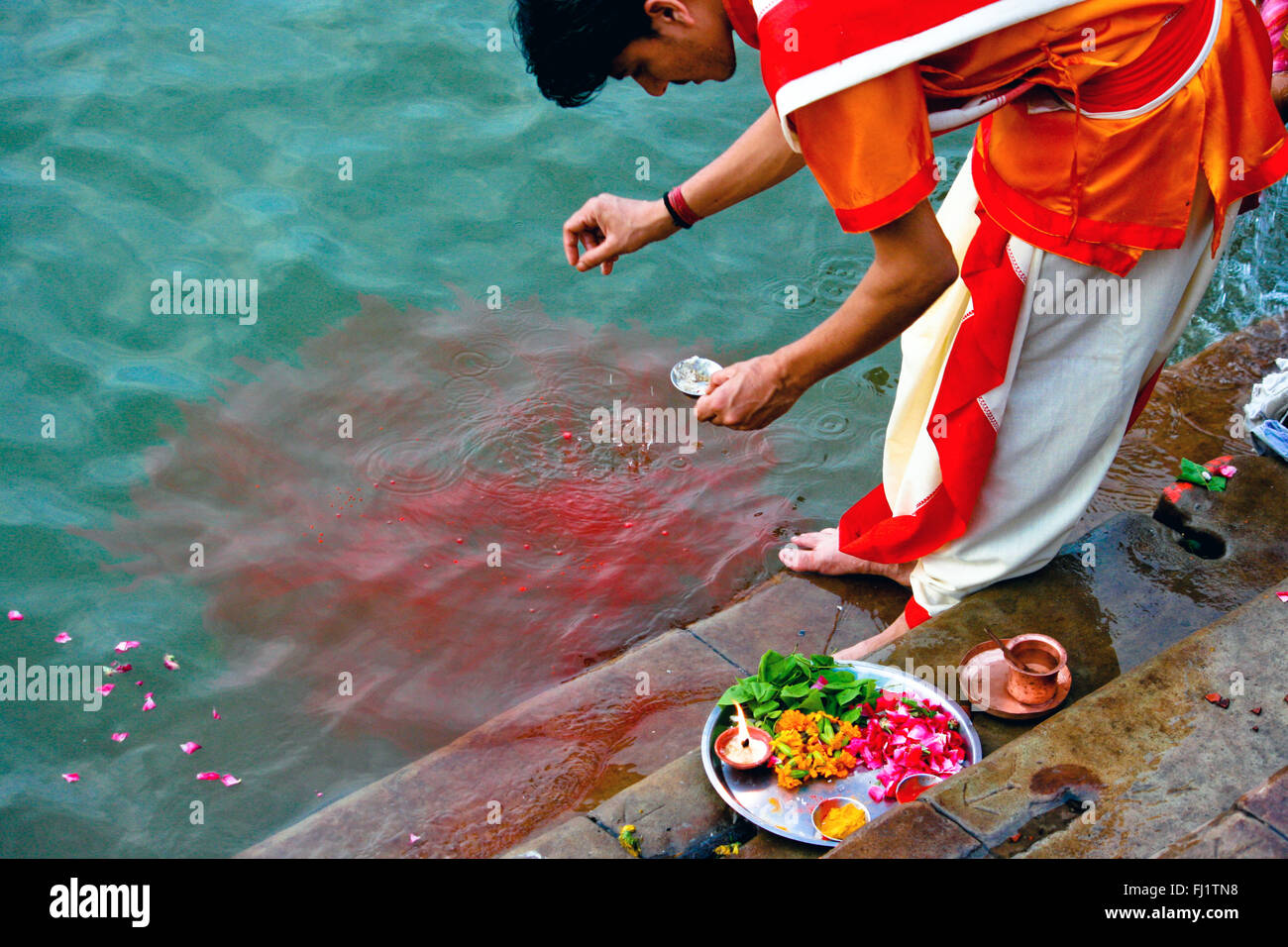 Brahman Hindu Priester mit Kostüm performing Puja in den Ganges, Varanasi, Indien Stockfoto