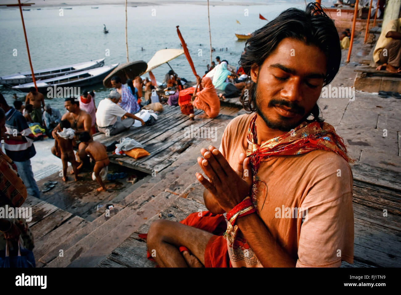 Der Mensch von Sonnenaufgang am Ghat von Varanasi, Indien Beten Stockfoto