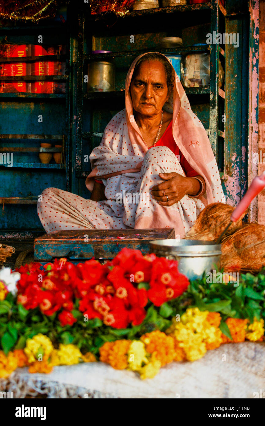 Blume Verkäufer auf einem Ghat der in Varanasi, Indien Stockfoto
