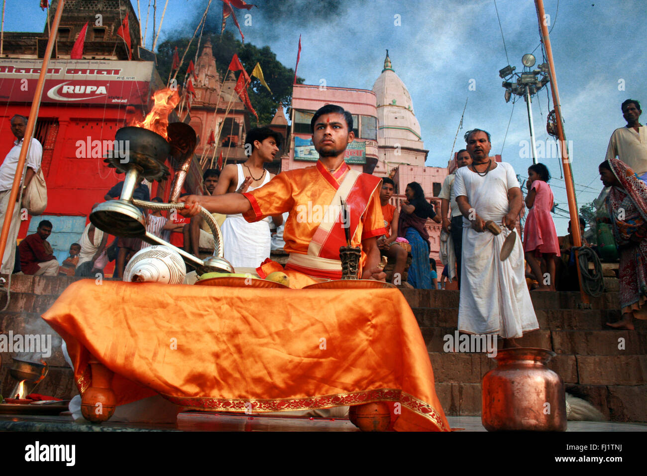Brahman Durchführung Ganga Aarti Ritual am Morgen auf einem GHAT von Varanasi, Indien Stockfoto
