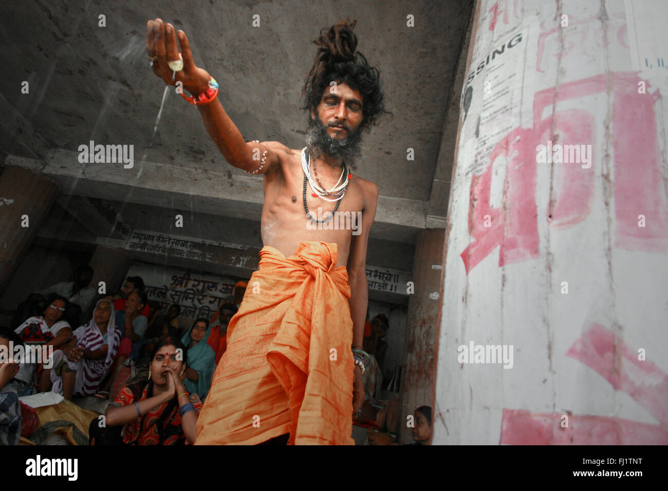 Sadhu auf einem GHAT von Varanasi, Indien Stockfoto