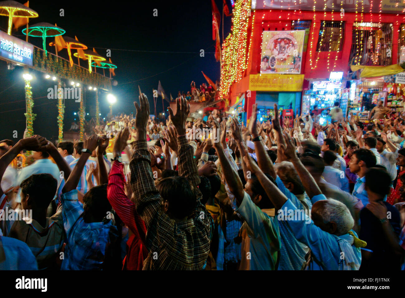 Menge während der Zeremonie in der Nacht auf Dashashwamedh Ghat, Varanasi, Indien Stockfoto
