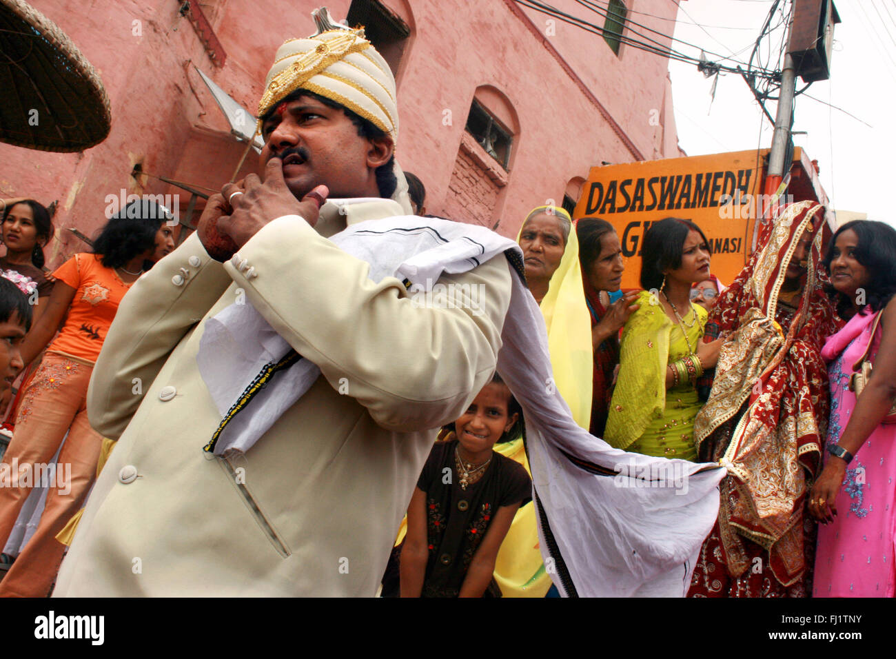 Hinduistische Hochzeitsfeier auf Dashashwamedh Ghat Varanasi, Indien - Stockfoto