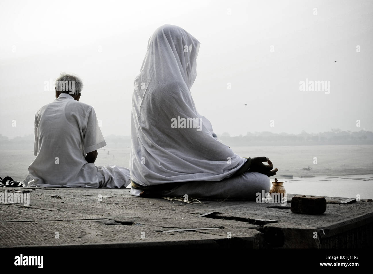 Menschen Meditation am Morgen in Varanasi, Indien Stockfoto