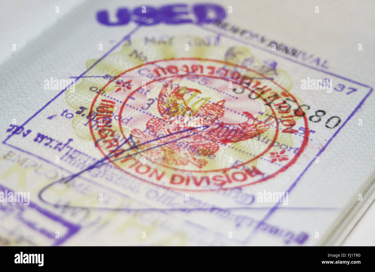 Seite des Passes mit Thailand Visa und Stempel Stockfoto