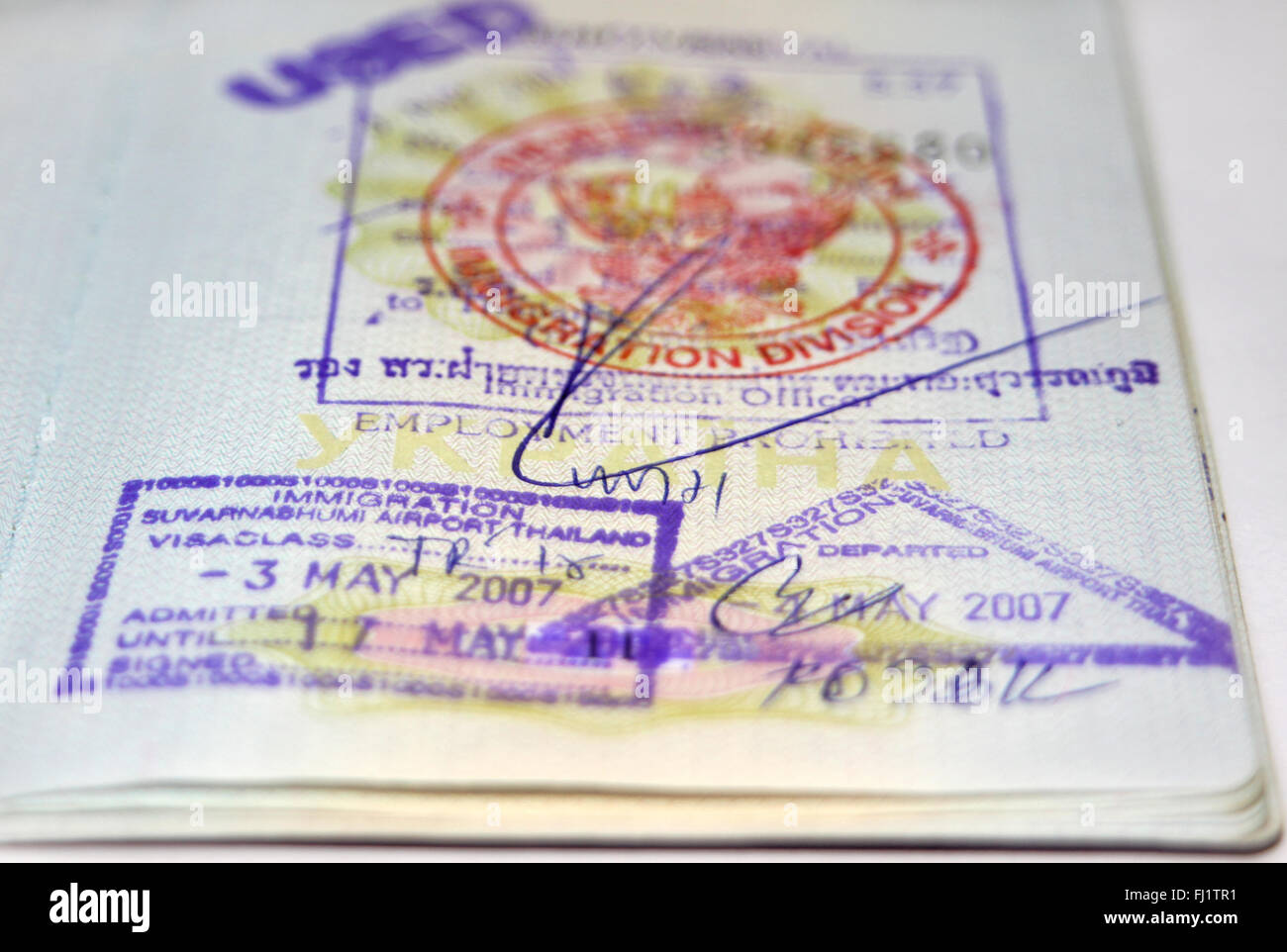 Seite des Passes mit Thailand Visa und Stempel Stockfoto