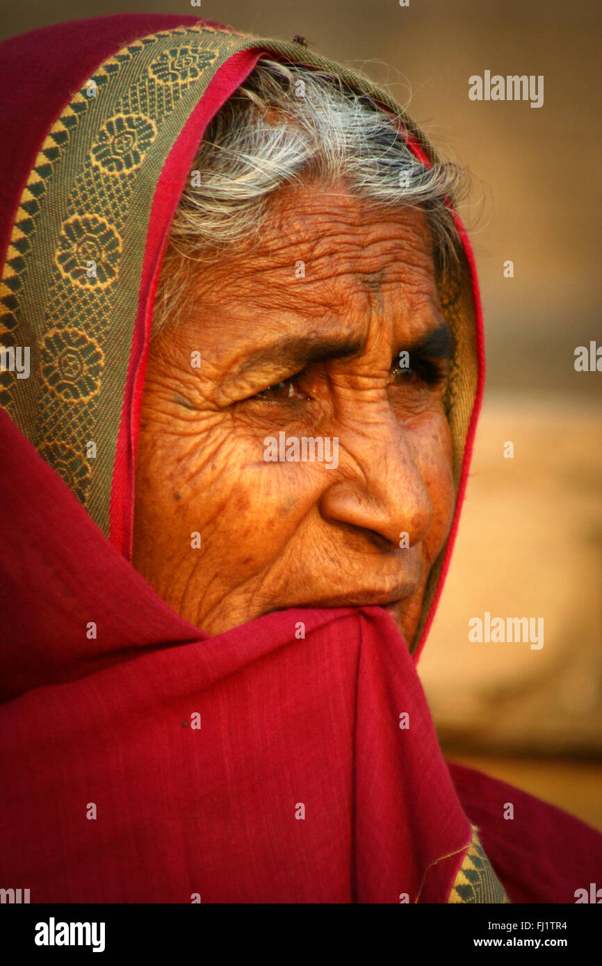 Indische Frau Meditationg in Varanasi, Indien Stockfoto