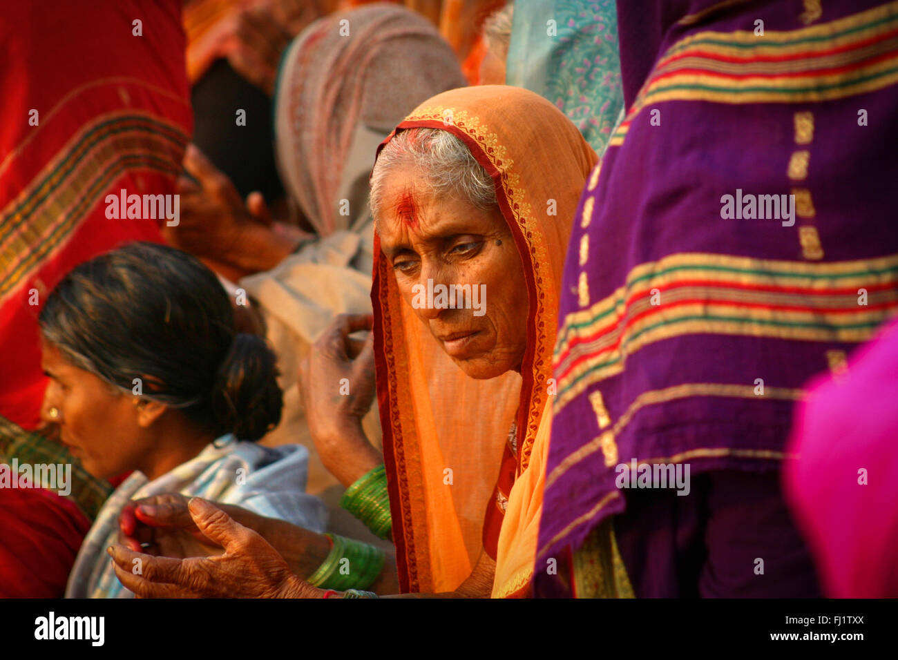 Hinduistische Frau aus der Menge auf einem GHAT von Varanasi, Indien Stockfoto