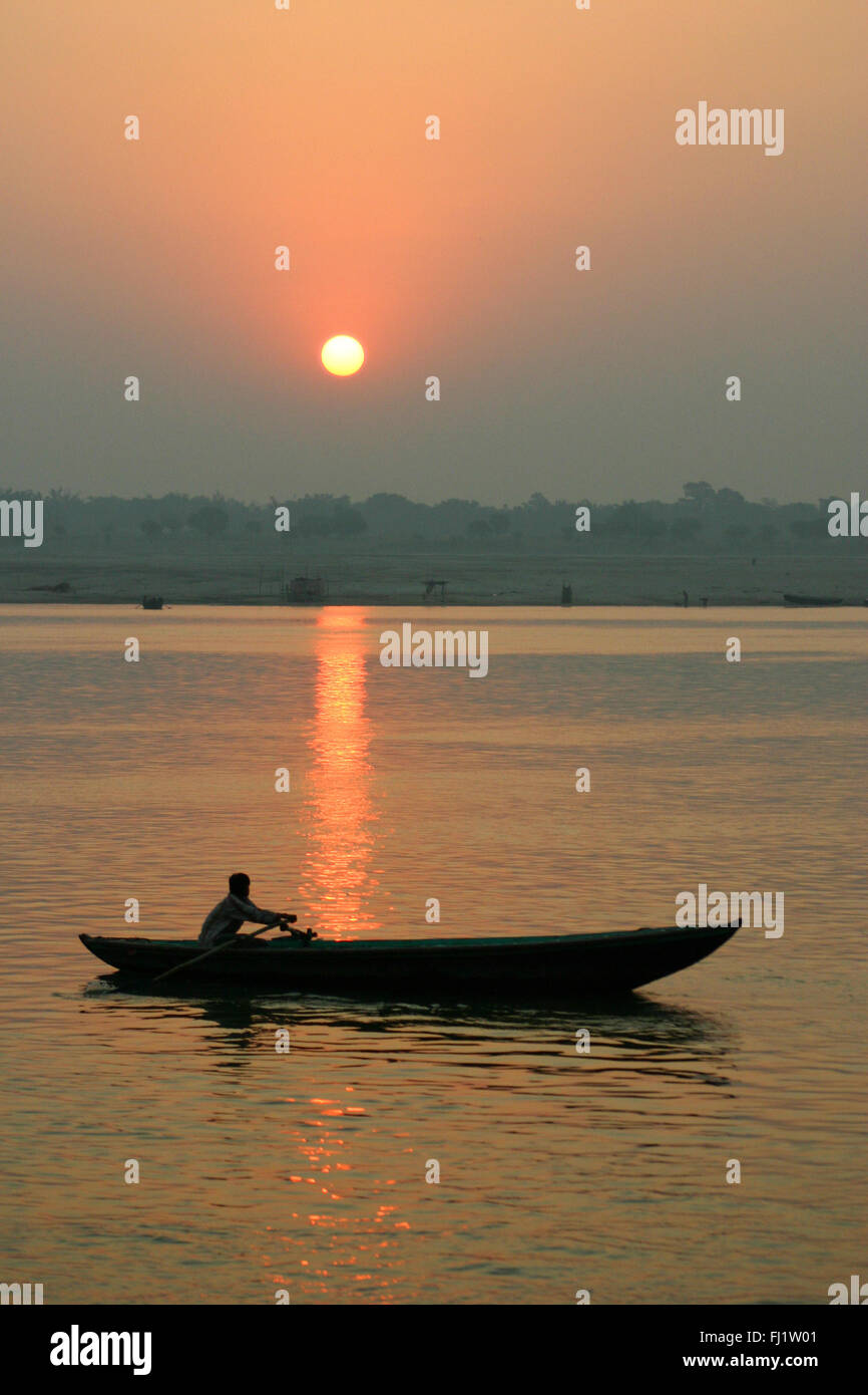 Ein Boot am Heiligen Ganges am Morgen bei Sonnenaufgang in Varanasi, Indien Stockfoto