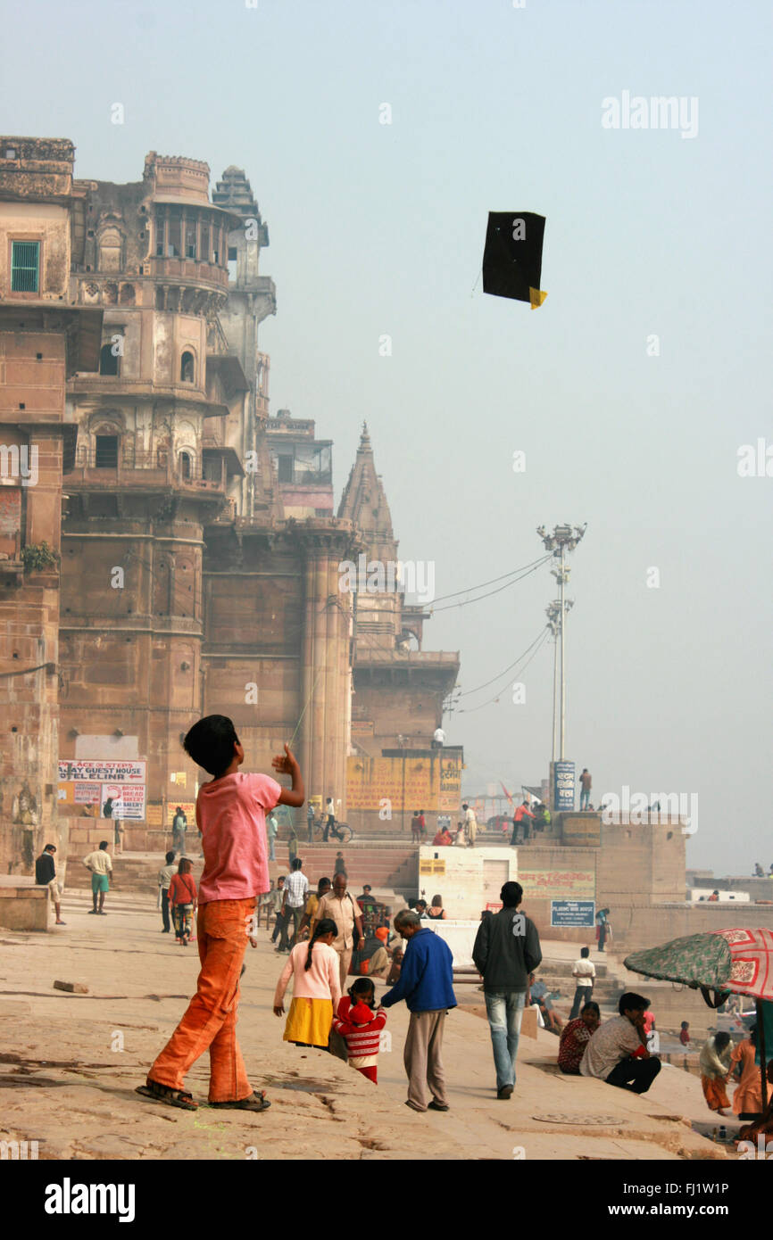 Kid spielen Drachen auf einem GHAT von Varanasi, Indien - Stockfoto