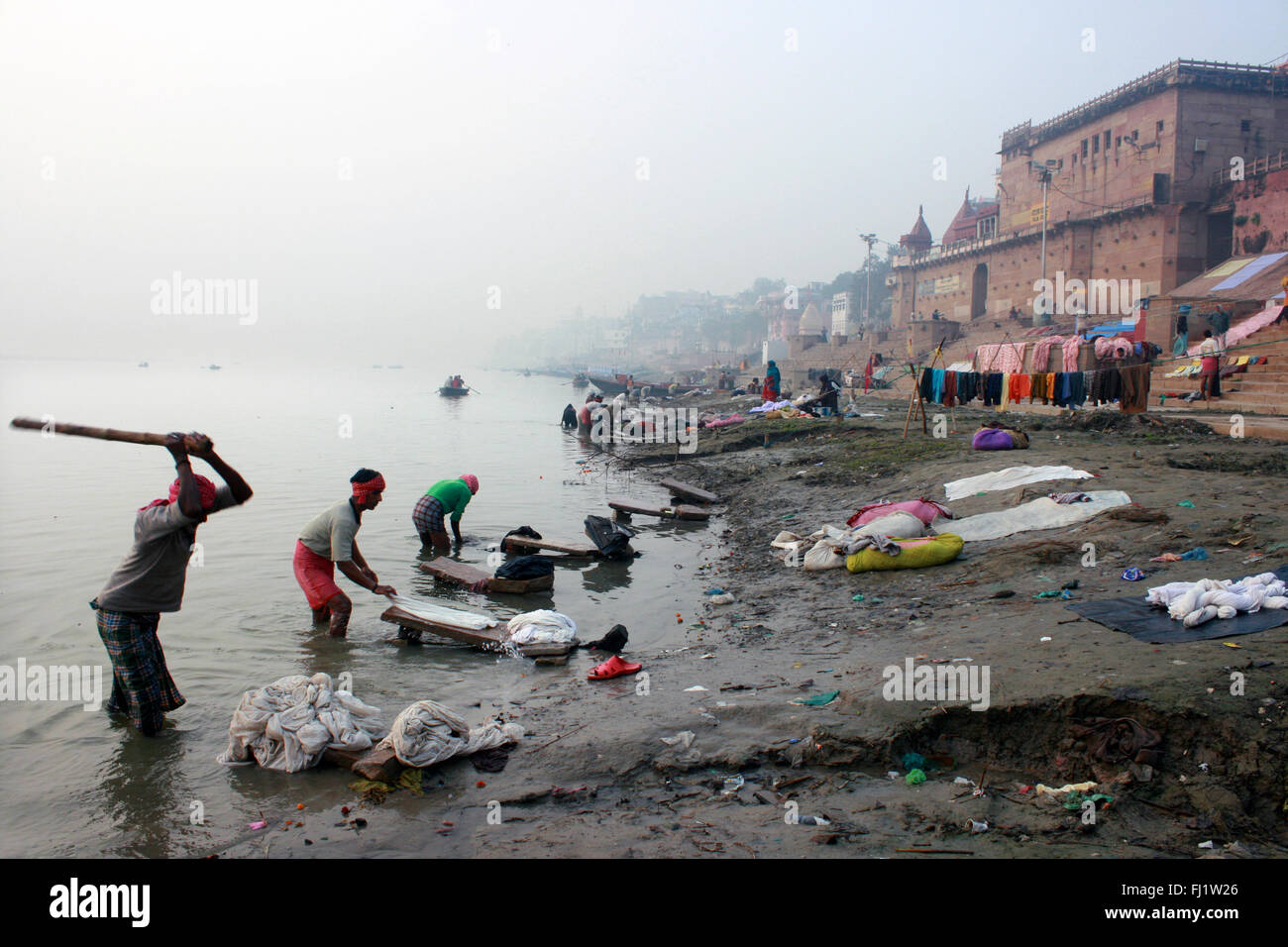 Wäscheservice an den Ufern des Ganges auf Ghat in Varansi, Indien Stockfoto