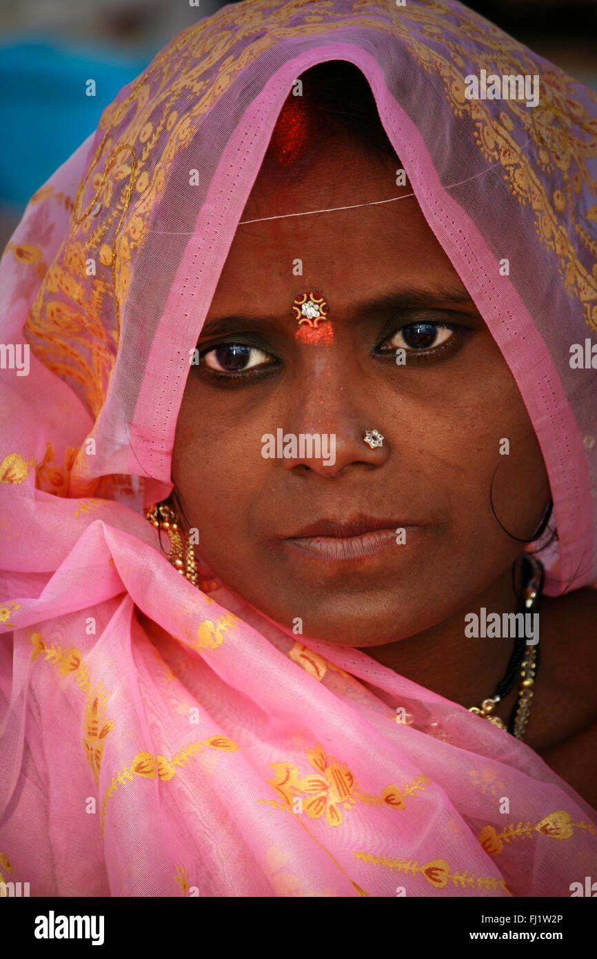 Indische Frau mit Tilak, Nasenring und rosa Saree in Varanasi Stockfoto