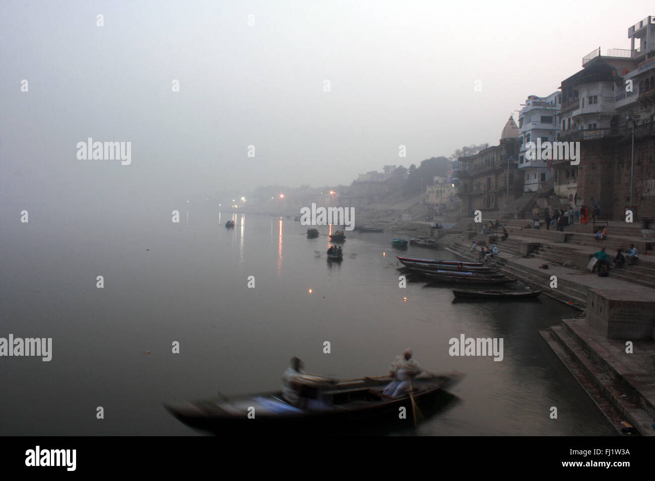 Ghat von Varanasi im Nebel im Winter, Indien Stockfoto
