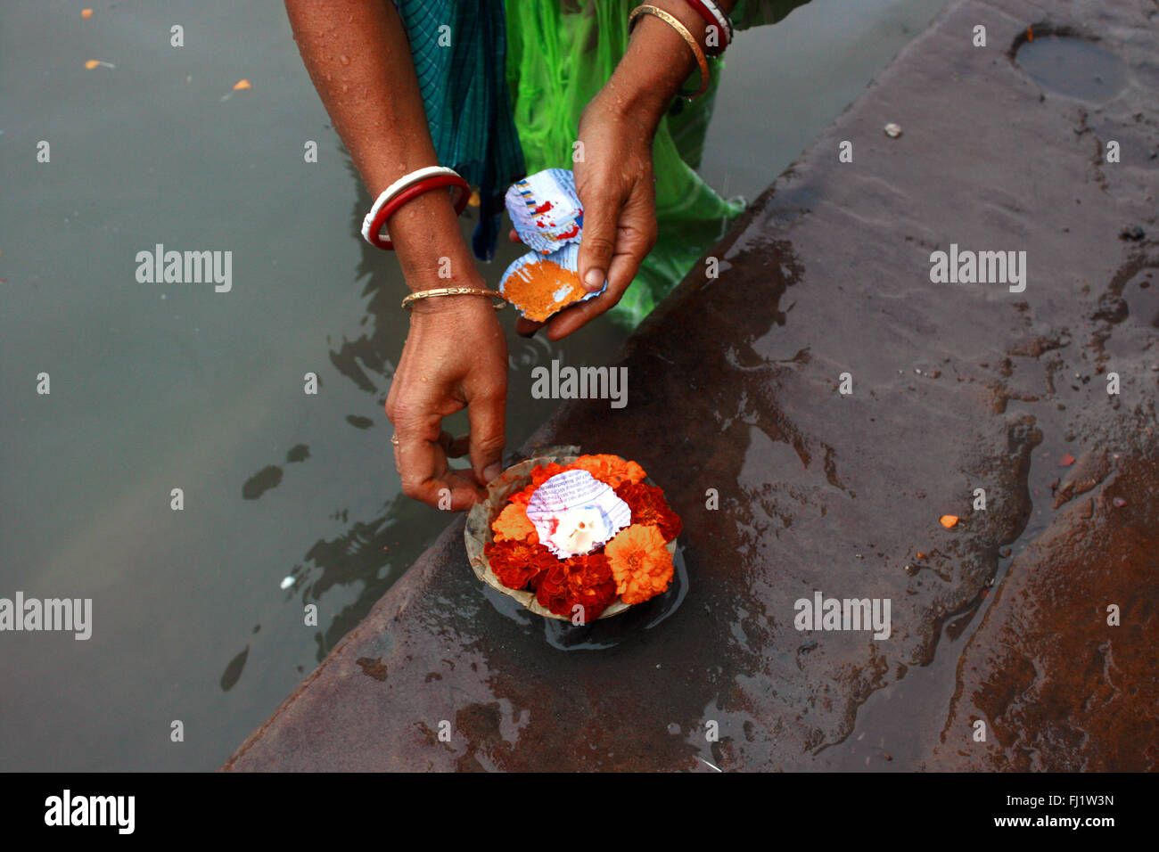 Hände von Frau, die Puja Rituals an den Ufern des Ganges in Varanasi, Indien Stockfoto