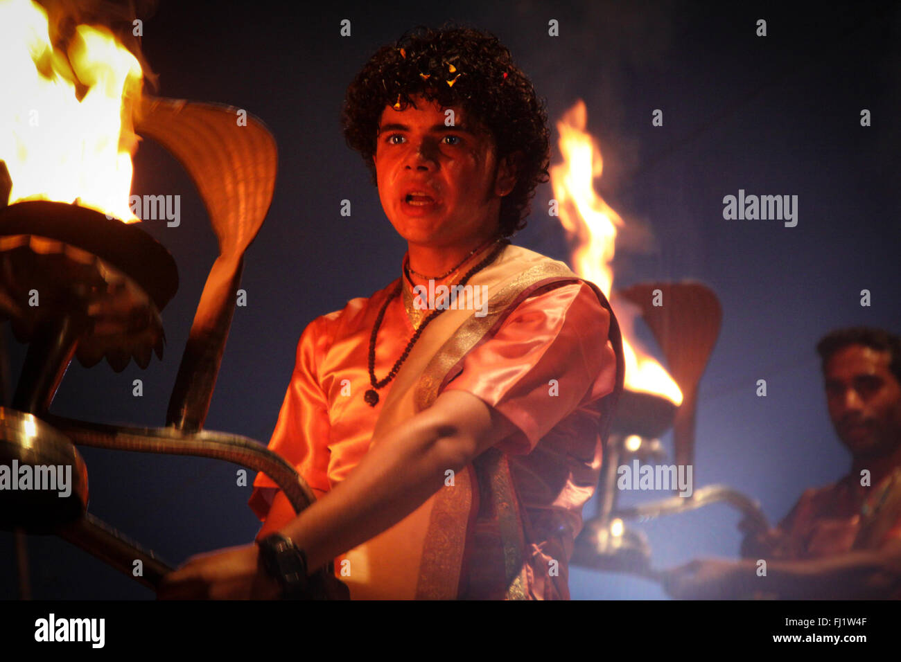 Brahman Durchführung Ganga Aarti Zeremonie in der Nacht in Varanasi, Indien Stockfoto