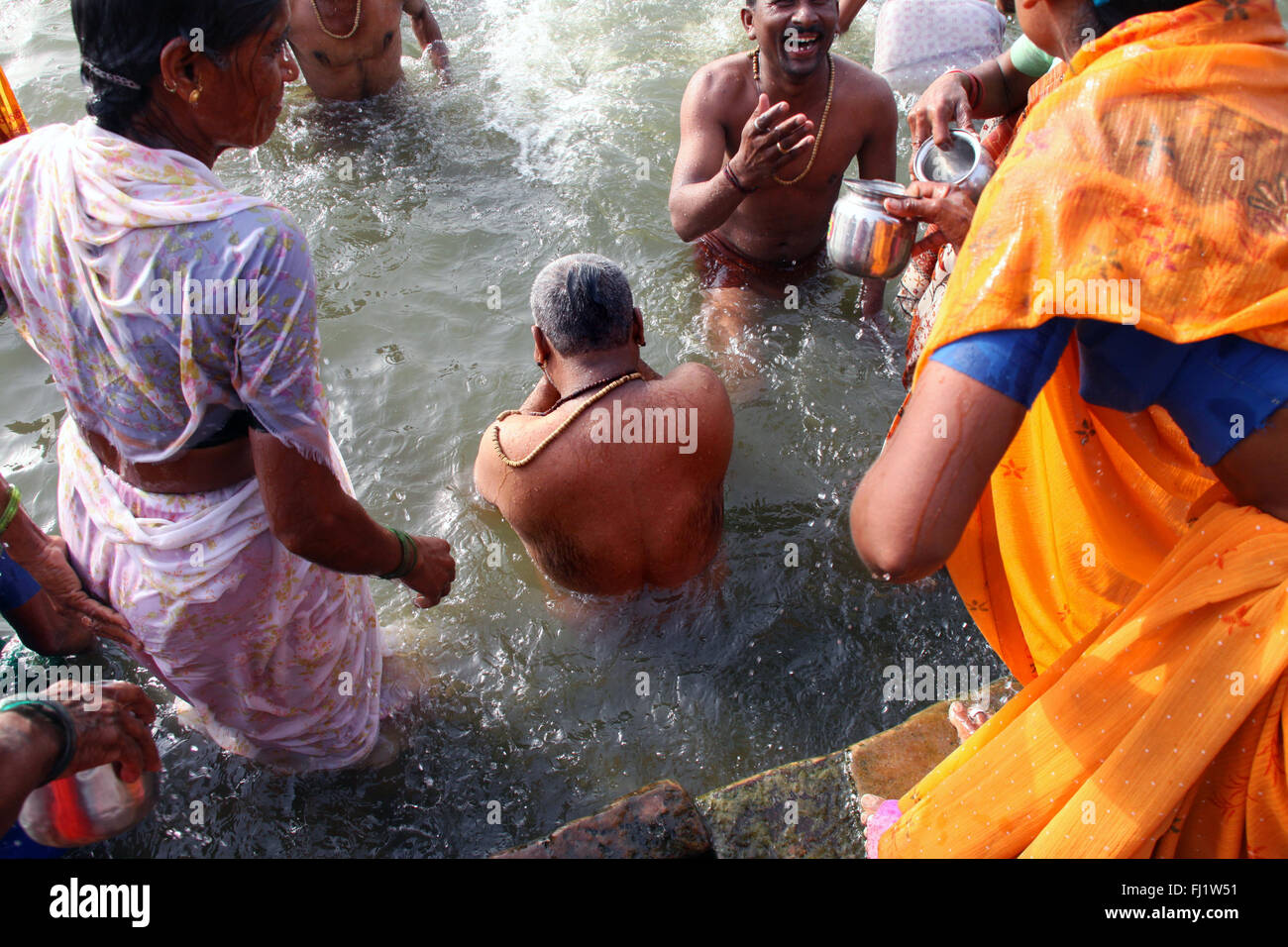 Die Menschen baden im heiligen Ganges in Varanasi, Indien Stockfoto