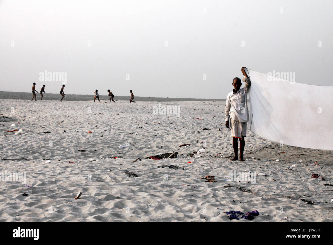 Die Menschen entlang des Ganges in Varanasi, Indien Stockfoto