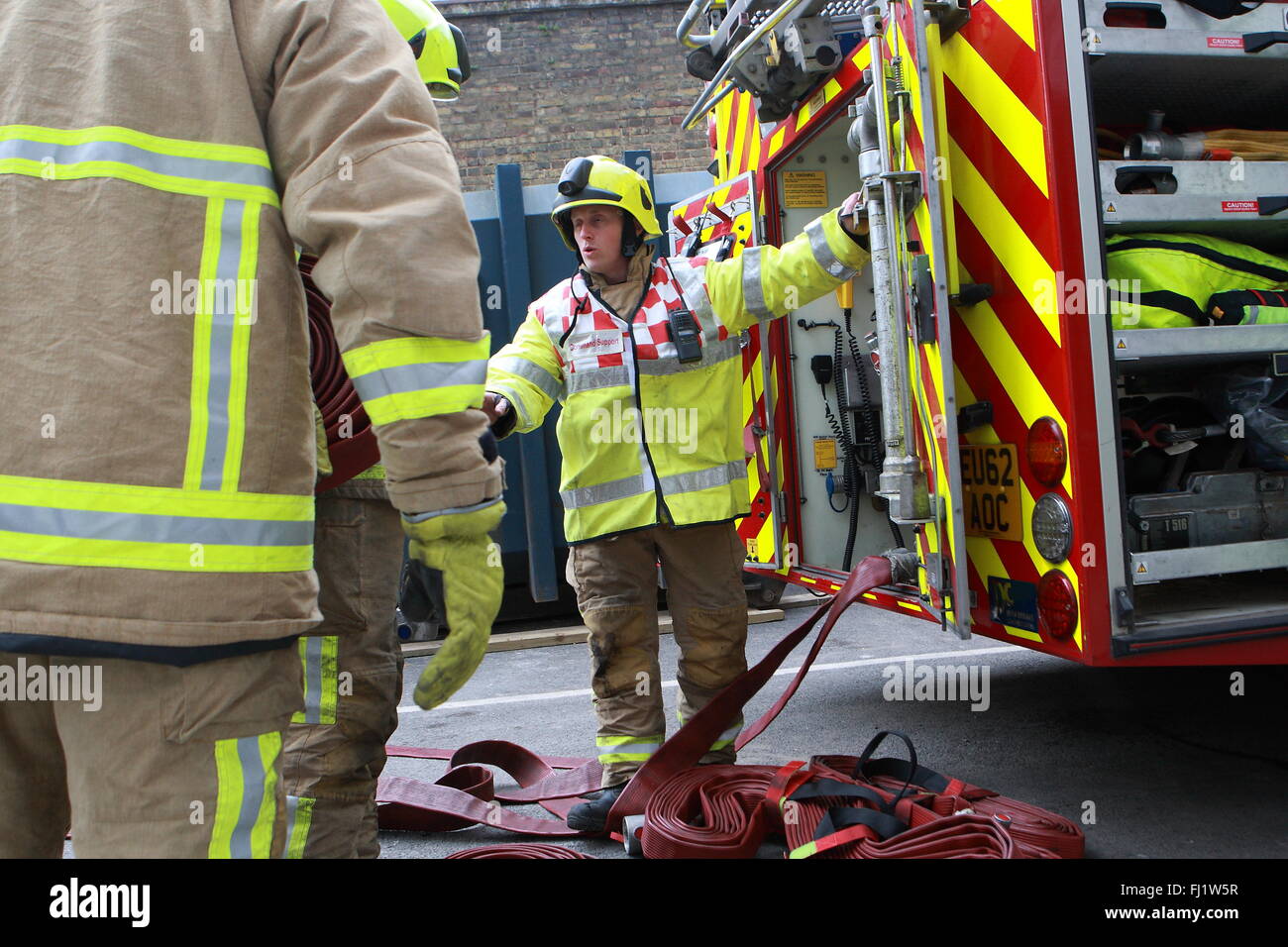 Das simulierte Feuer-Szenario im Tubs Hill House London unterwegs waren Freitag, 26. Februar 2016 fünf Feuerwehrfahrzeuge, rund 25 Feuerwehrleute und ein Höhe Fahrzeug beteiligt. Besatzungen, die Reaktion auf einen Notfall 999 anrufen von den Fremdfirmen arbeiten im Gebäude, bestehend aus zwei Türmen, jedes der acht Stockwerke. Das Drama entfaltet sich nach Feuer zwischen der 7. und 8. Etage mit vier Personen ausbricht als vermisst gemeldet. Stockfoto