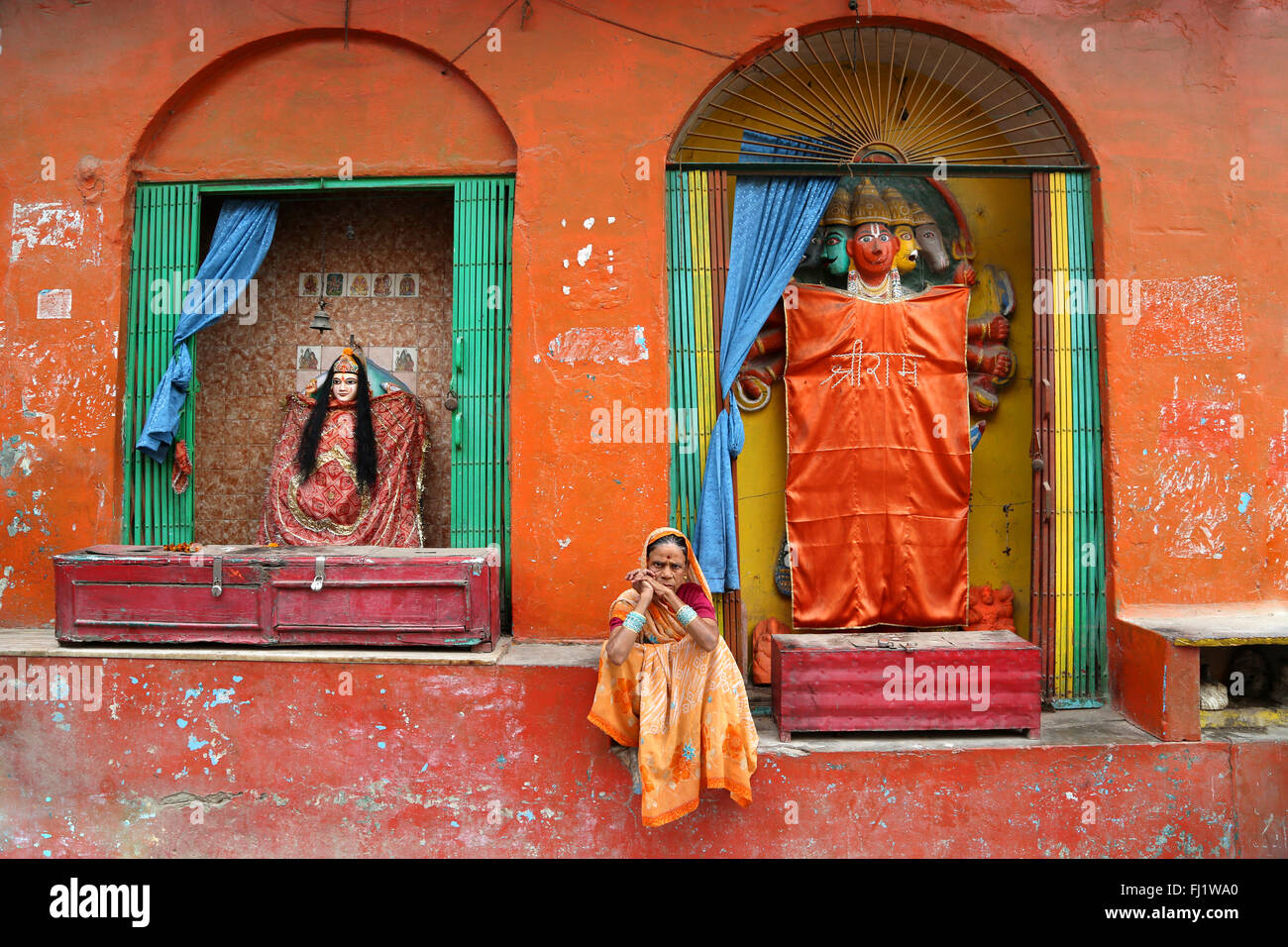 Indische Frau vor einem Tempel auf Dashashwamedh Ghat, Varanasi, Indien sitzen Stockfoto