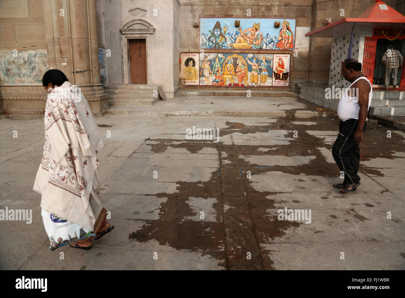 Zwei Menschen laufen auf der Ghat in Varanasi am Ganges, Indien Stockfoto