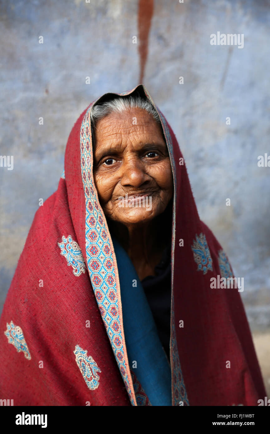 Porträt-Kopfschuss von indischen hindu-Frau in Varanasi, Indien Stockfoto