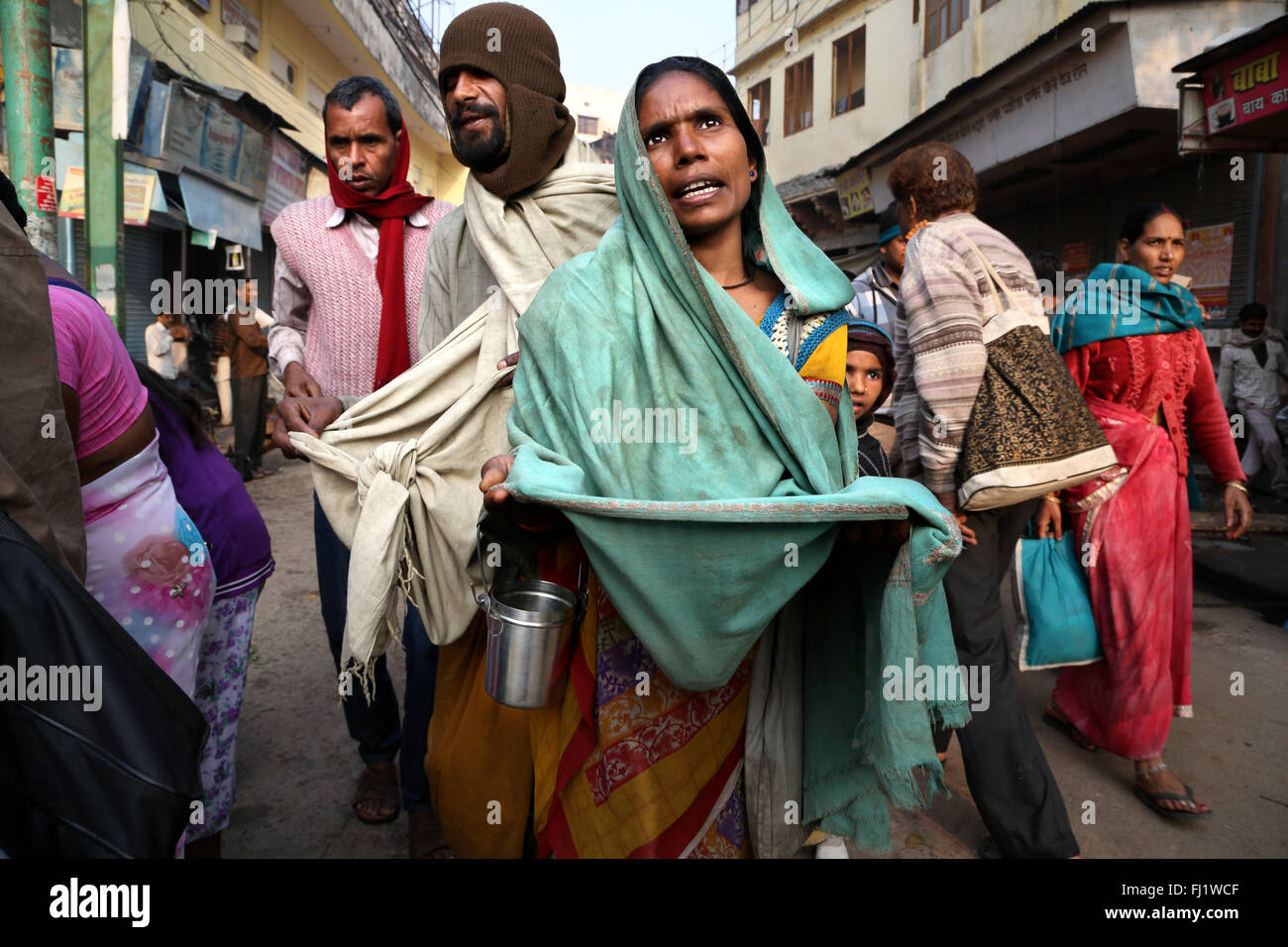 Indische Frau betteln Bettler auf der Straße in Varanasi, Indien Stockfoto