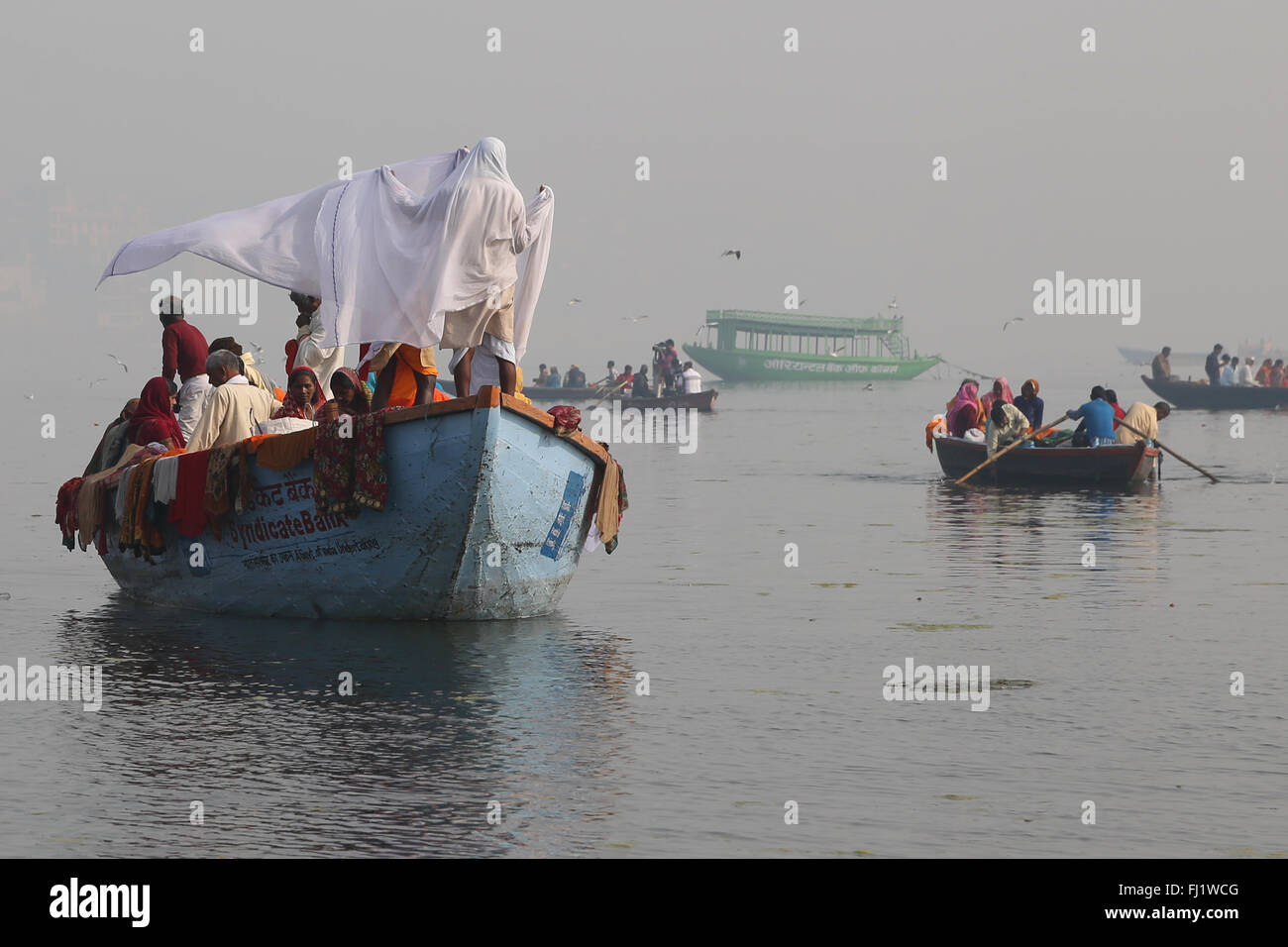 Hindu-Pilger auf einem Schiff auf dem Ganges, in der Heiligen Stadt Varanasi, Indien Stockfoto