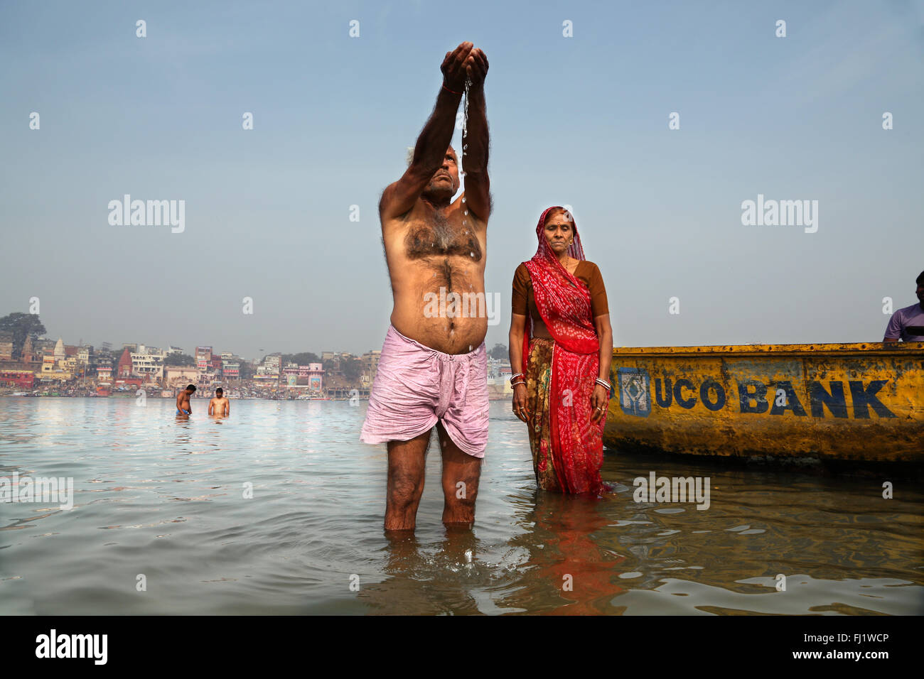 Hinduistische Pilger baden in der Ganges in der heiligen Stadt Varanasi, Indien Stockfoto