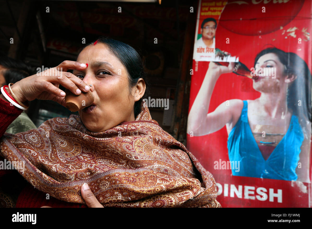 Frau trinkt Tee chaî in Varanasi, Indien Stockfoto