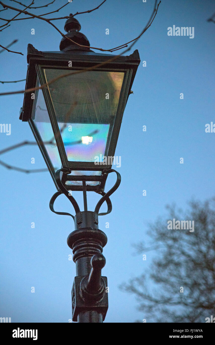Straßenlaterne in den Abendhimmel mit Mond, zeigt aber die Float-Glas-Laterne Stockfoto