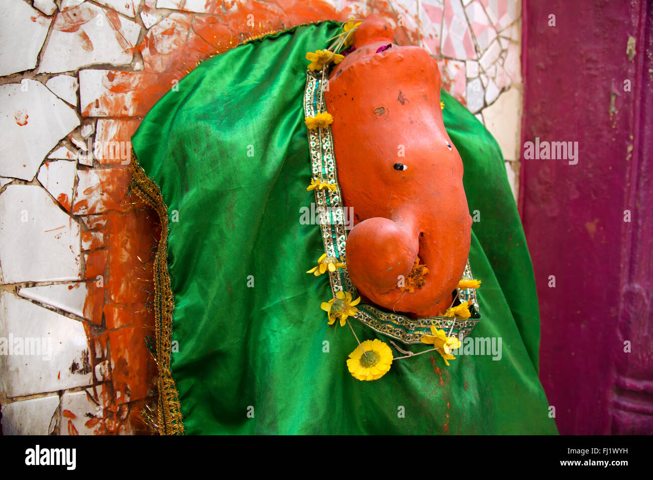 Ganesh Statue in Varanasi, Indien - Architektur und das tägliche Leben auf der Straße Stockfoto