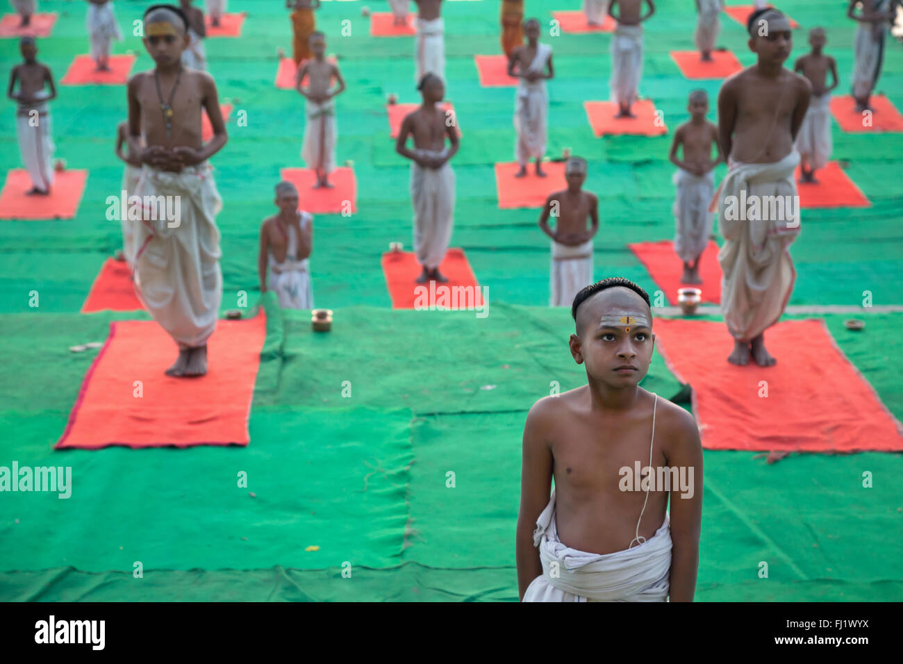 Junge Studenten während Yoga Yoga Unterricht in Varanasi, Indien Stockfoto