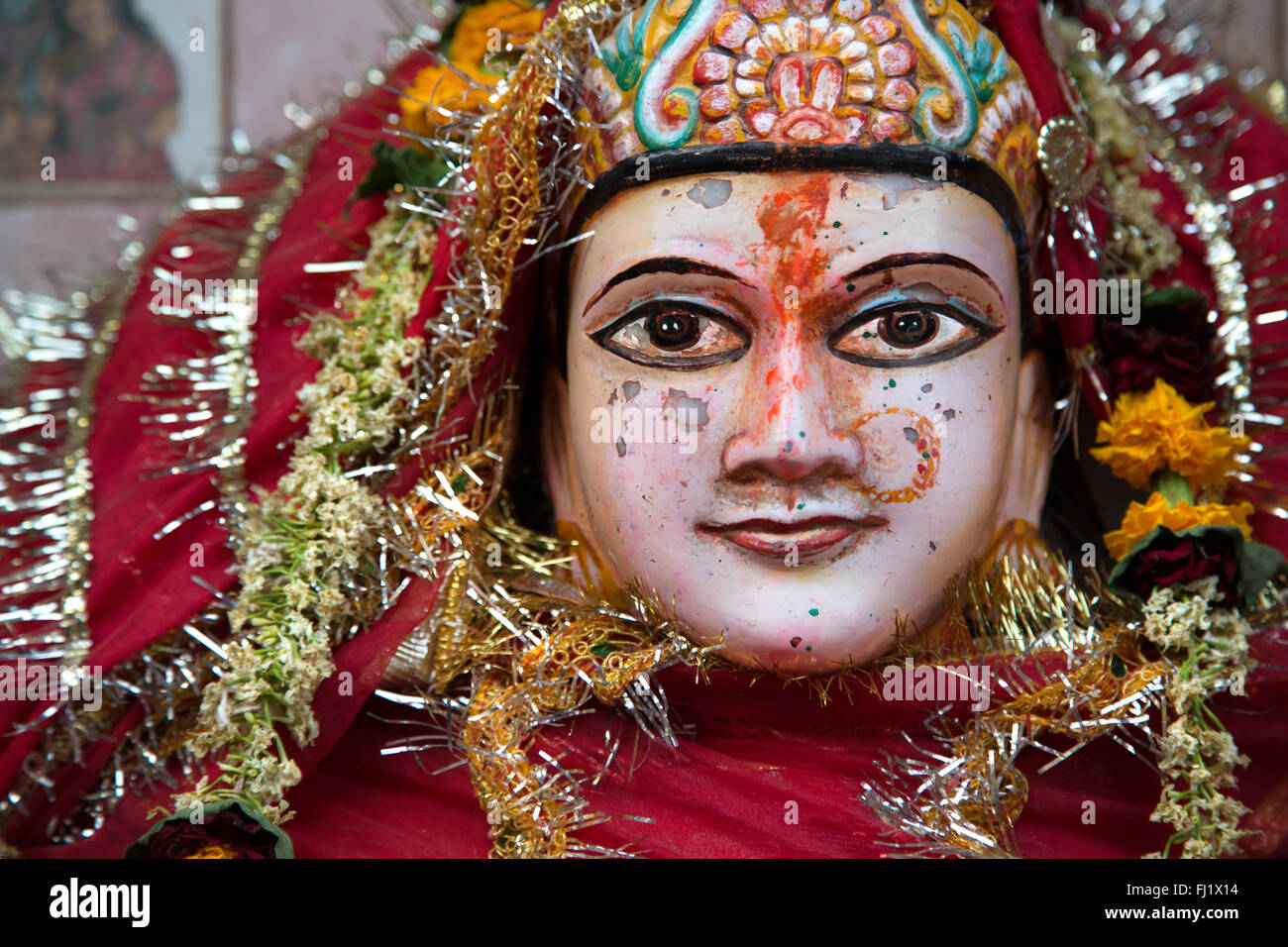 Angesichts der hinduistischen Göttin Durga in Tempel in Varanasi, Indien Stockfoto