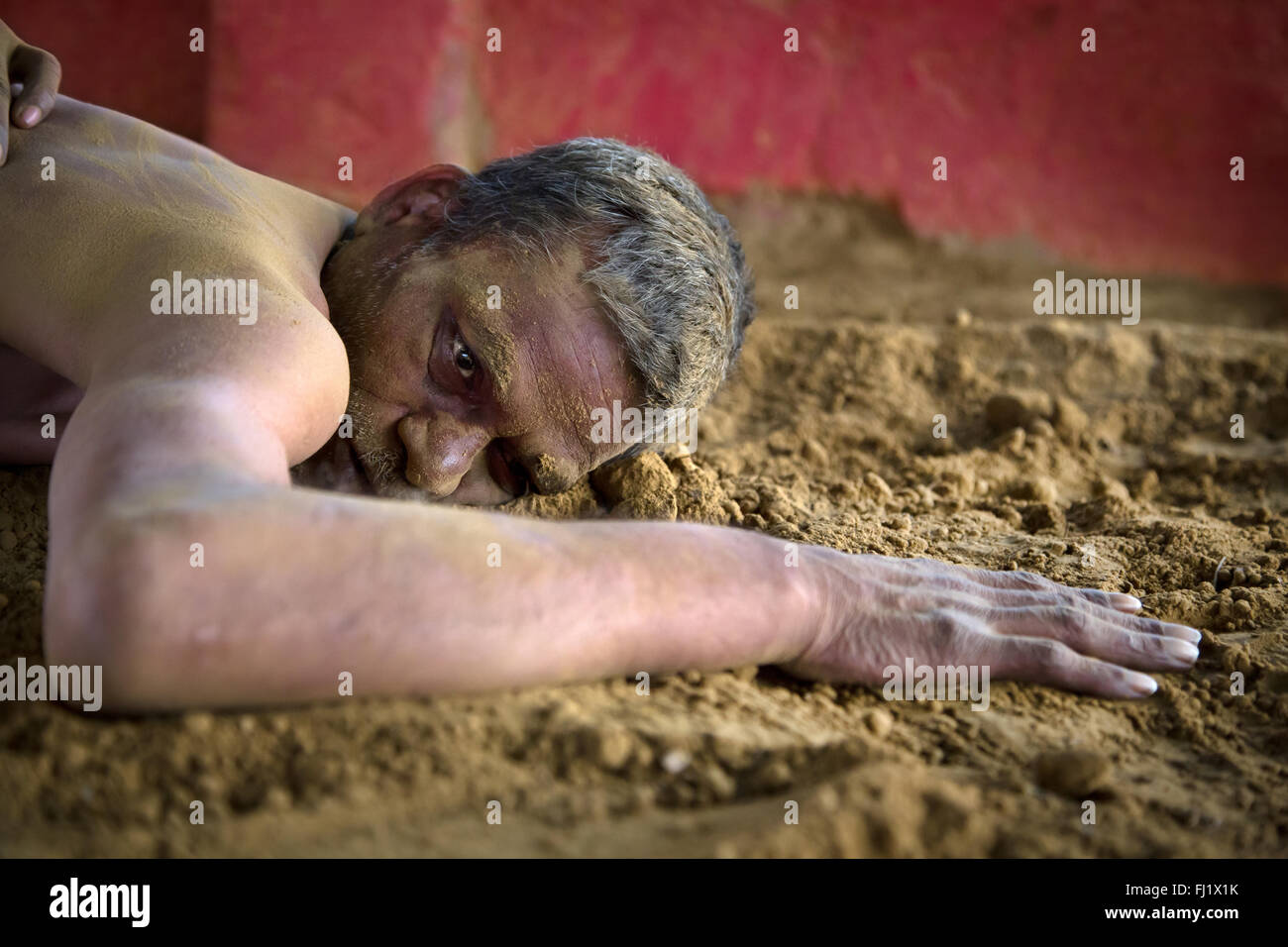 Nahaufnahme auf das Gesicht eines Mannes während Kushti Pehlwani Workout an der Assi Ghat Akhara, Indien Stockfoto