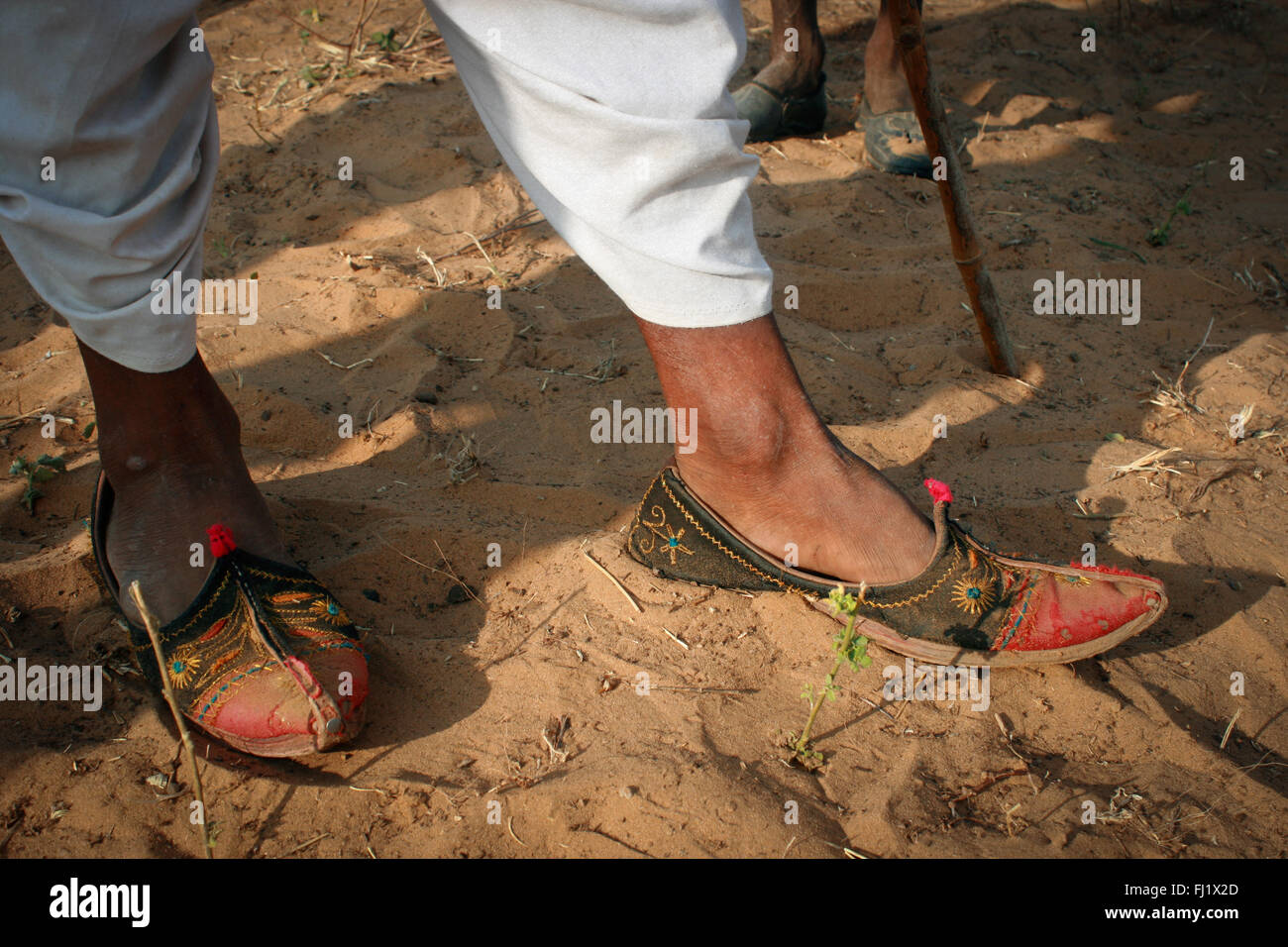 Kamel Eigentümer mit traditionellen Schuhe während der Pushkar Mela camel Fair, Rajasthan Stockfoto