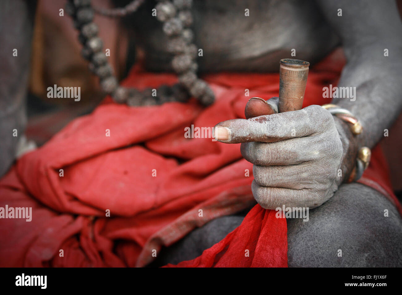 Sadhu - Hand des heiligen Mann rauchen Chillum in Tonpfeife mit Asche bedeckt Stockfoto