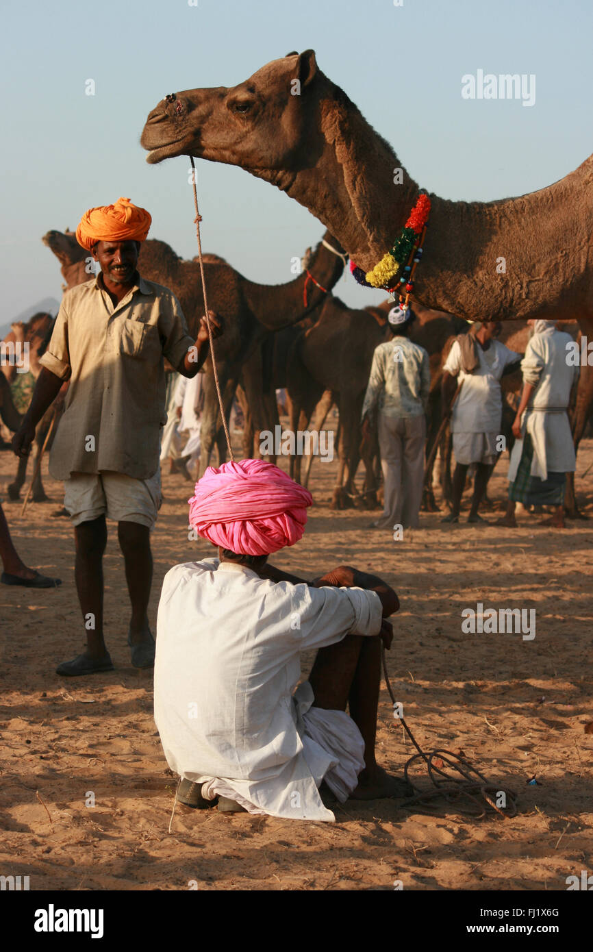 Zwei kamel Besitzer mit bunten Turbanen Sprechen während der Pushkar Mela, Rajasthan Stockfoto