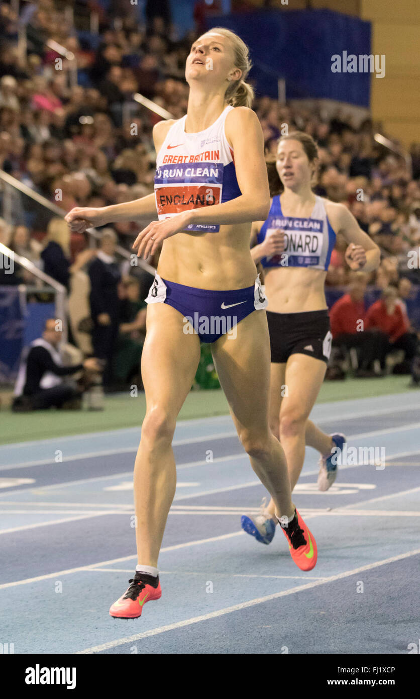 EIS-Sheffield, Sheffield, UK. 28. Februar 2016. Britische Indoor Leichtathletik Meisterschaften Tag zwei. Hannah England (Oxford) überquert die Ziellinie nach dem Gewinn der Frauen 1500 m britischen Titel. Bildnachweis: Aktion Plus Sport/Alamy Live-Nachrichten Stockfoto