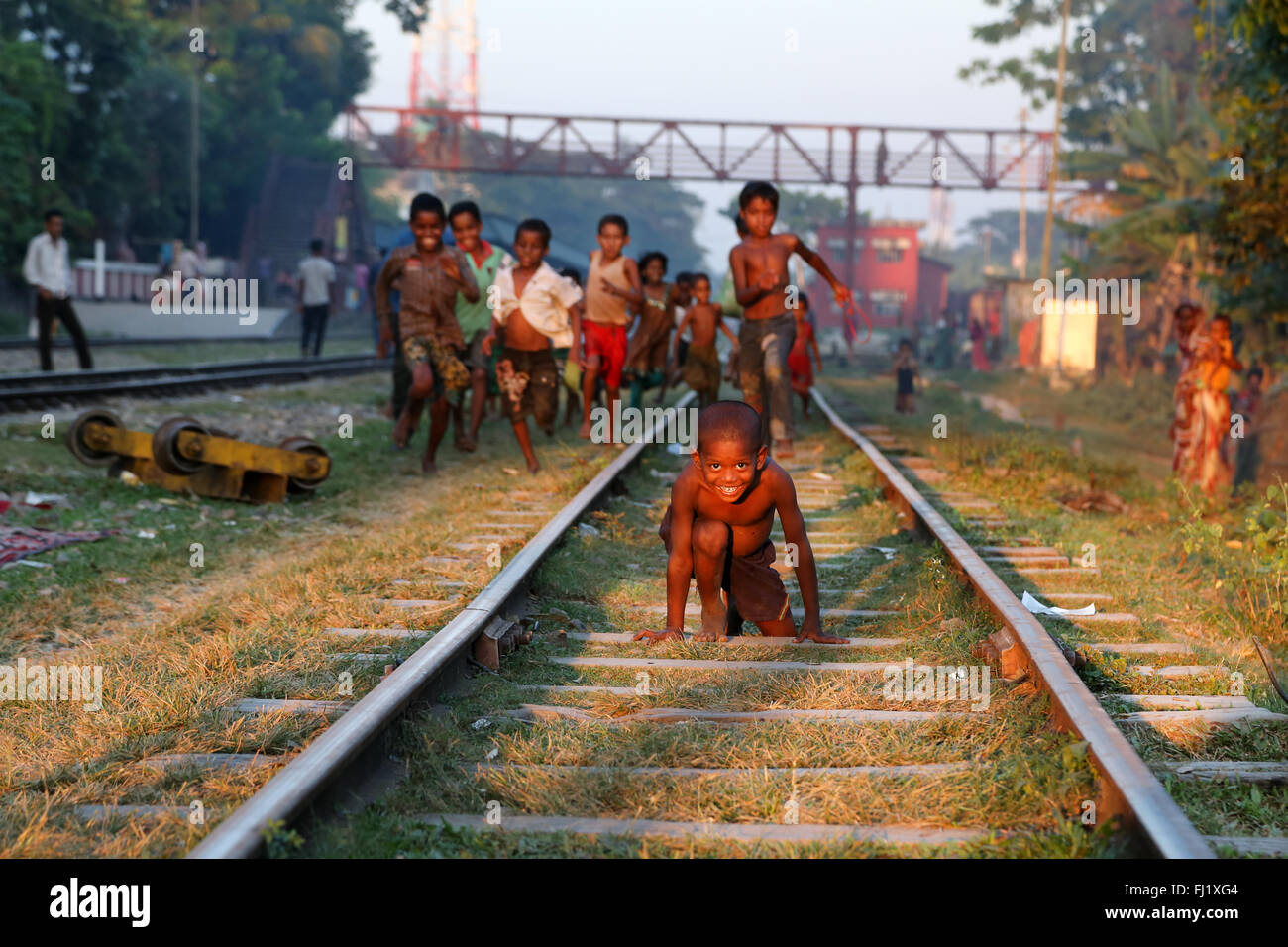 Gruppe von Kindern beim Spielen auf dem Zug schienen Schienen in Sreemangal, Bangladesch Stockfoto